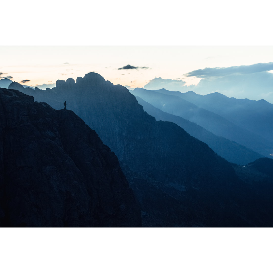 Wanderer schaut auf Berge von Deimagine - Drucken