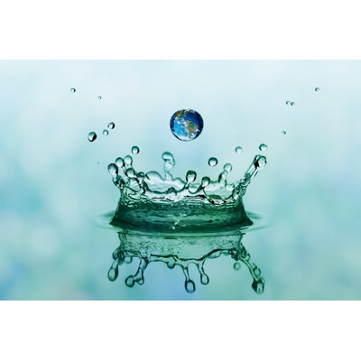 «Drop with Reflection of The Globe» par Trout55