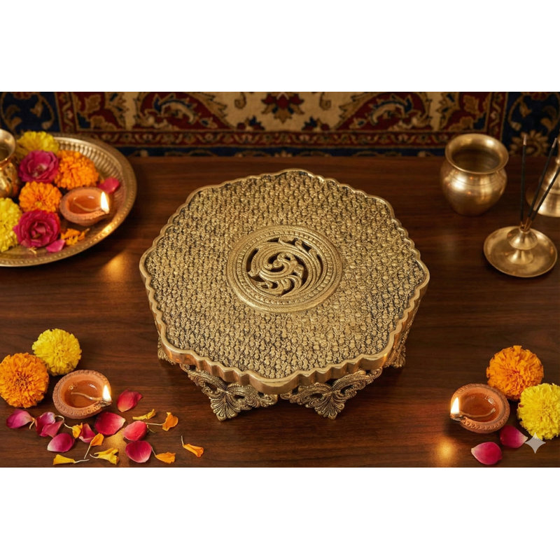 Chowki rituel en laiton avec motifs de fleurs jaal complexes - piédestal de vigne inspiré de Hoysala pour décor de divinité Puja Altar