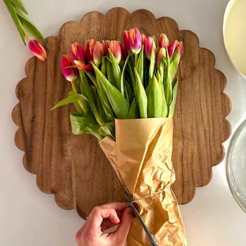 Scalloped Round Cutting Board Charger - Natural
