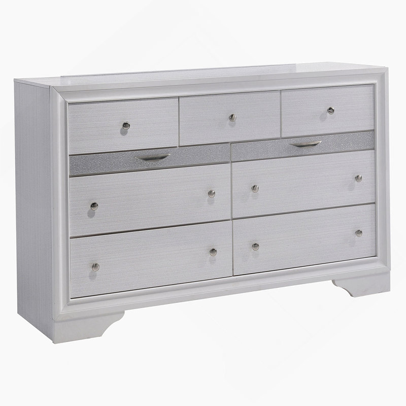 Commode de couleur blanche avec miroir et ensemble de bijoux cachés