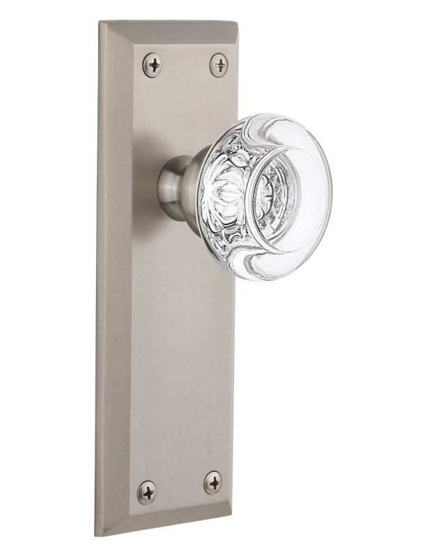 Double plaque Grandeur Fifth Avenue avec bouton de porte en cristal Bordeaux, Nickel satiné