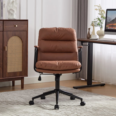 Fauteuil de bureau à dossier moyen avec roulettes, accoudoirs, dossier inclinable de 40 po, similicuir ergonomique, pivotant sur 360 °, hauteur réglable, brun, coussin éponge double, bon pour l'espace de travail, conception brune, siège pivotant, américain