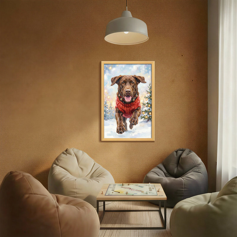 Animaux, chien de Noël dans un chandail rouge qui court