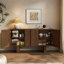 Buffet simple et spacieux-811066782-811066783