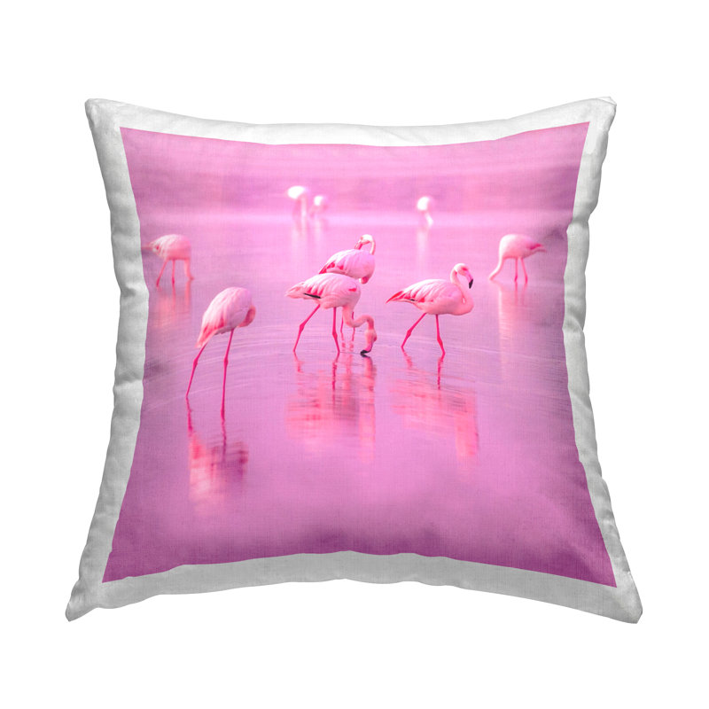 Coussin rose à motif de pâturages de flamants roses par Elephant Stock