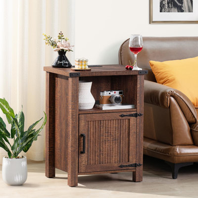Table de chevet de 18 po de largeur avec station de charge, table de chevet en bois avec porte d'armoire rainurée et tablette de rangement ouverte pour la chambre à coucher et le salon
