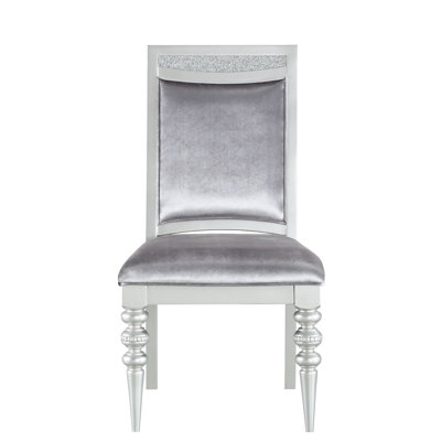 De 2 chaises d'appoint en tissu platine - capacité de siège de 220 lb. Profondeur 20 po, hauteur 19 po. Élégant rectangulaire avec incrustations de strass rayonnantes. Rembourré et rembourré. Tablier en bois avec pieds tournés. Conception sans accoudoirs pour
