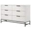 La commode à 6 tiroirs de large avec structure en métal noir allie le minimalisme moderne avec le rangement spacieux de la chambre à coucher