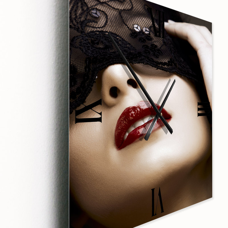 Portrait de femme moderne avec masque horloge murale, Moyen