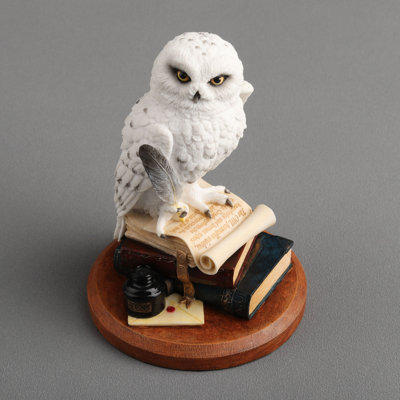 5,71 pouces de hauteur Hibou des neiges en polyrésine sur le dessus de la pile de livres Figurine à finition multicolore
