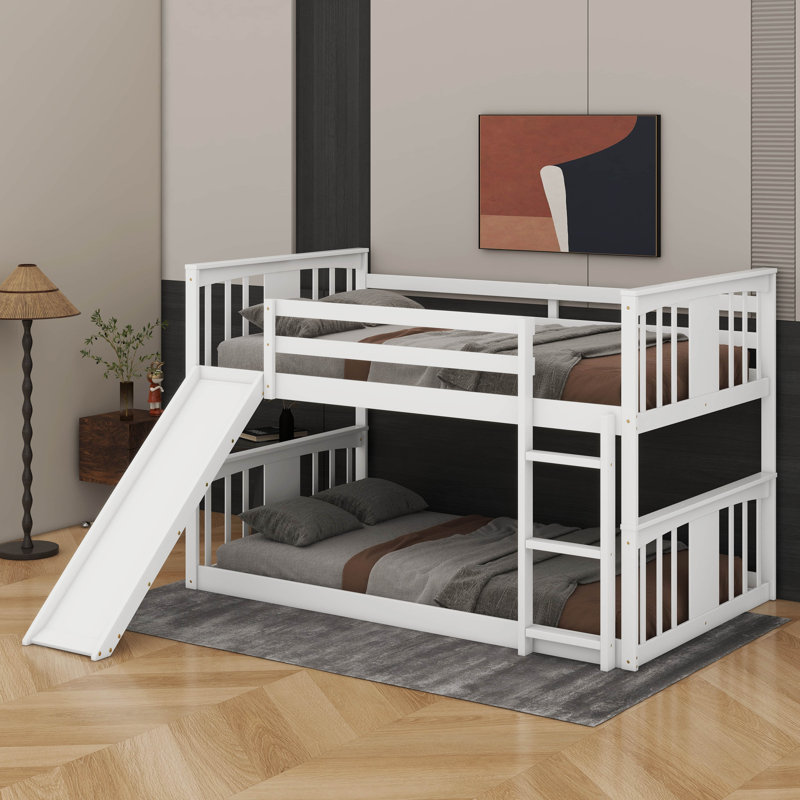 Lit superposé simple au-dessus de simple avec glissoire et échelle