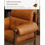 Cette chaise décorative en cuir ciré à l'huile de style ancien, avec une structure en bois, convient à une utilisation dans le salon.