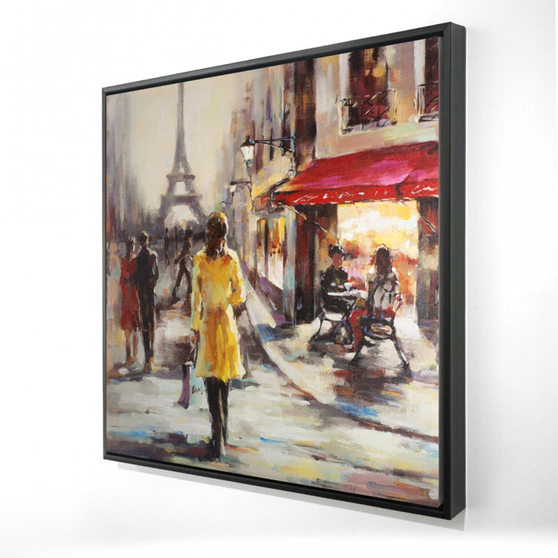 "Femme au manteau jaune qui marche dans la rue"