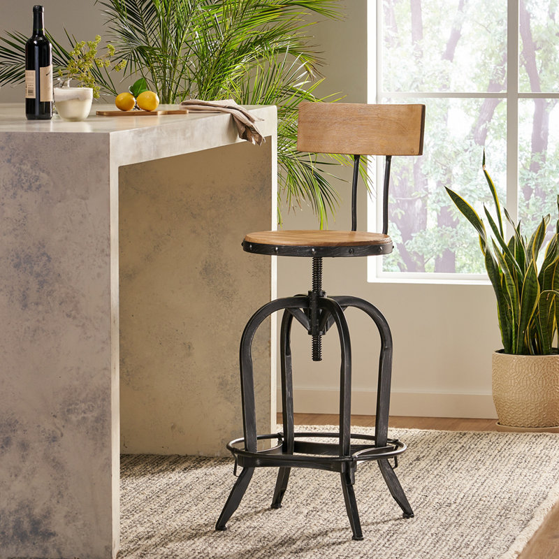 Tabouret de bar pivotant à hauteur réglable avec structure en bois de sapin et en fer industriel, parfait pour les bars et les cuisines modernes.