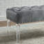 Banc rembourré en velours capitonné avec pieds en acrylique Valley, parfait pour un décor moderne et élégant