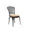 Ensemble de patio 3 pièces en fonte d'aluminium antirouille - 2 chaises et 1 table pour espaces de vie extérieurs. Coussins noirs, design classique, montage facile. Mobilier pour espaces ronds, de style classique, facile à installer. Un bel ensemble.
