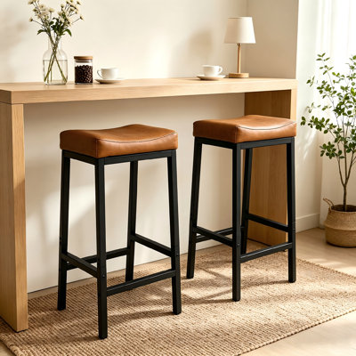 Ensemble de deux tabourets de bar de 76 cm (30 pouces) à pieds inclinés ; dotés d’une structure robuste et d’un coussin d’assise ergonomique et moelleux, résistant à l’huile et à l’eau et facile à nettoyer ; parfaits pour les îlots de cuisine, les bars et les espaces de restauration.