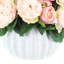 Bouquet de roses dans un vase décoratif en céramique