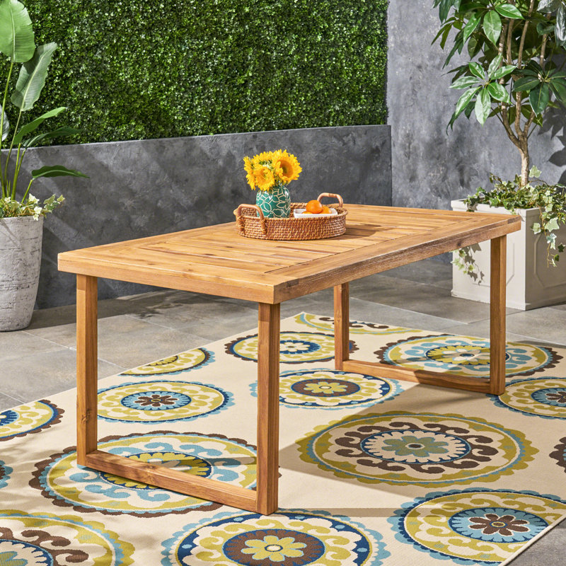 Table de salle à manger d'extérieur en bois 69 po avec finition naturelle, rehaussant votre configuration pour une expérience rustique