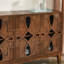 Buffet de style moderne Mid-Century en noyer de 60,5 po Carper. Buffet avec rangement pratique. 4 portes et tablettes réglables pour la chambre à coucher, le vestibule. Fabrication. Portes de console de télévision.