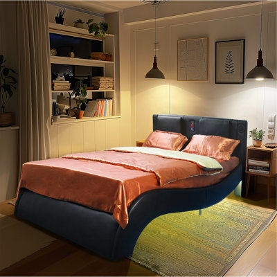 Structure de lit tapissier en similicuir avec éclairage à DEL, connexion Bluetooth pour contrôler la musique, massage par vibration du dossier, conception en courbe, support à lattes de bois, haut-parleurs exposés, très grand lit