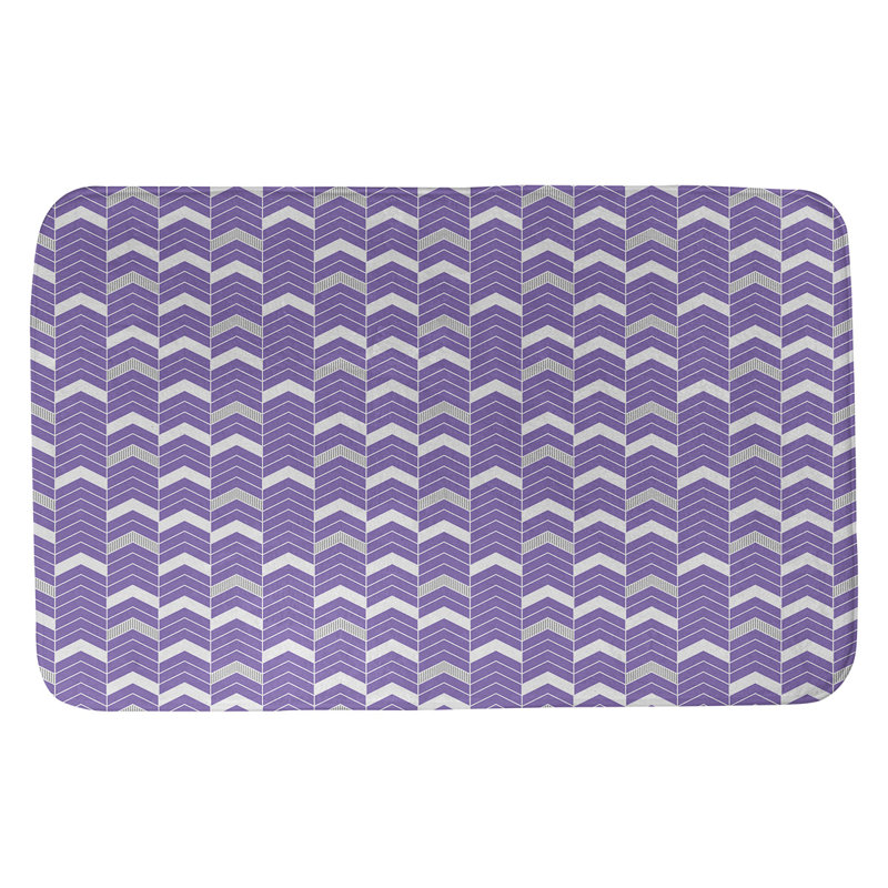 Tapis pour salle de bain lineed chevrons Stephenie, l 17 po x L 24 po, Mauve / Gris