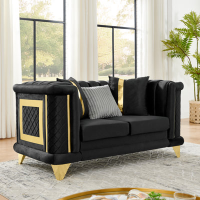 Canapé en velours de luxe avec garnitures en acier inoxydable et texture brodée, canapé capitonné victorien de style Mid-Century pour le salon avec 2 coussins en fourrure et 2 bandes dorées