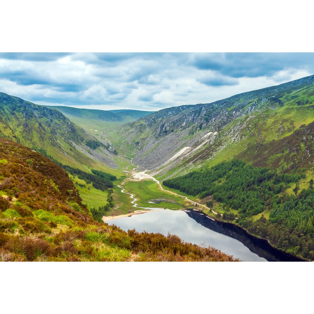 Der obere See in Glendalough, Grafschaft Wicklow, Irland von Mammuth - Fotodruck