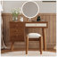 Ensemble de coiffeuse en bois de style rétro bohémien avec prise de charge, port USB, tabouret et 4 tiroirs de rangement pour une élégance organisée