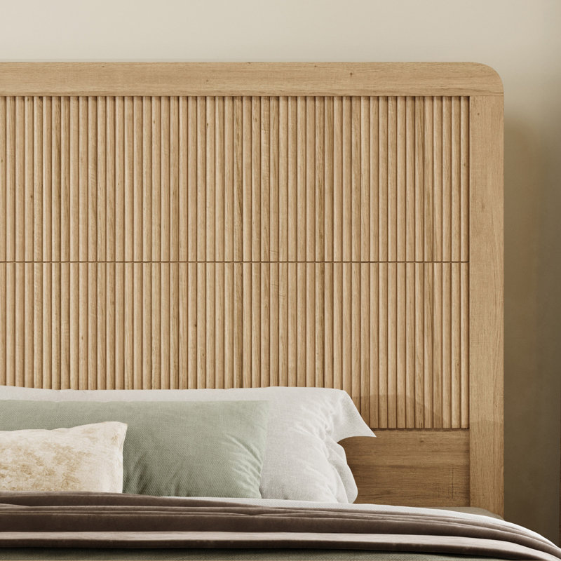 Lit plateforme en bois beige avec tête et pied de lit courbés et cannelés, Lit double, Beige