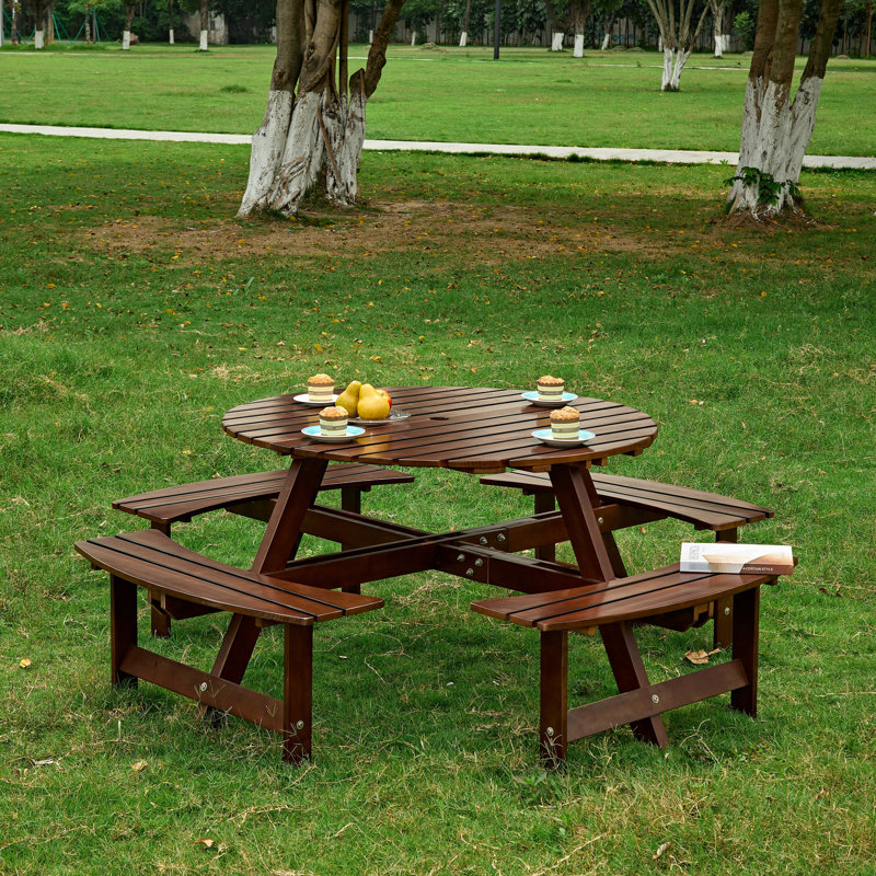 Table de pique-nique brune 8 avec 4 bancs intégrés. Trou de parasol, table pour 8 personnes, patio, cour, bancs encastrés, cour arrière.