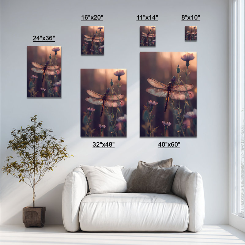Libellule dorée gros plan sur des fleurs sauvages au crépuscule - Art mural sur toile tendue - Décoration de salon, de chambre à coucher ou de bureau
