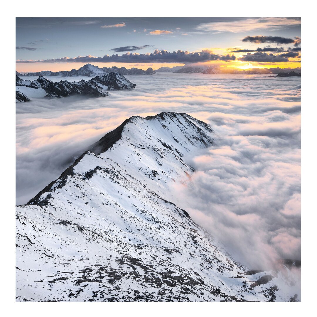 Seidenmatte Tapete In Wolken gehüllte Gipfel