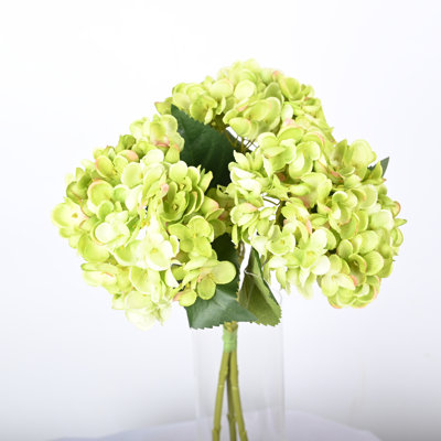 Fleurs d'hortensias artificiels avec des tiges, véritable touche de décoration pour la fête de mariage
