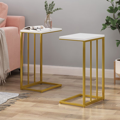 Ensemble de 2 tables d'appoint en forme de C - cadre en métal doré champagne et plateau en faux bois blanc pour le salon et la chambre à coucher