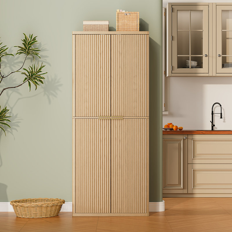 Grand garde-manger moderne en bois cannelé avec six portes et un rangement multi-tablettes pour la cuisine et la salle à manger.