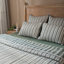 Couvre-lit réversible Lehar vert à rayures feuillues 100 % coton, 90 po x 108 po-130726956-130726957
