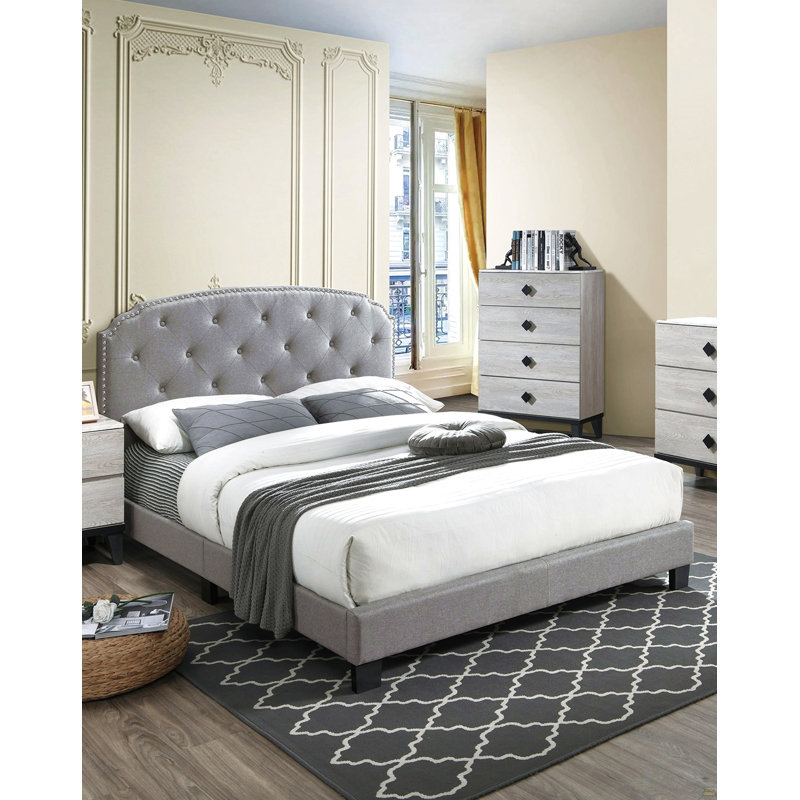 Grand lit 1pc avec garniture cloutée et capitonnage, Gris clair, Grand lit