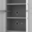 Armoire de rangement blanche et grise avec portes et tablettes pour l'organisation de la maison