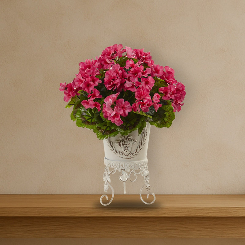 Géranium avec plante en soie