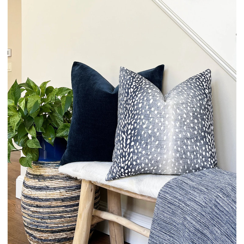 Housse de coussin en lin antilope, H 22 po x l 22 po, Imprimé animal bleu marine