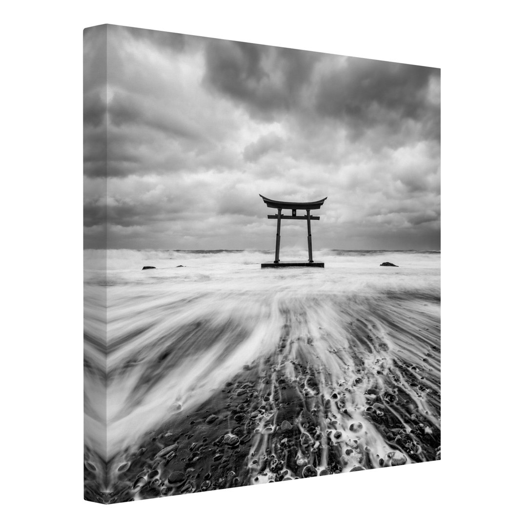 Leinwandbild Japanisches Torii Im Meer von Jan Becke