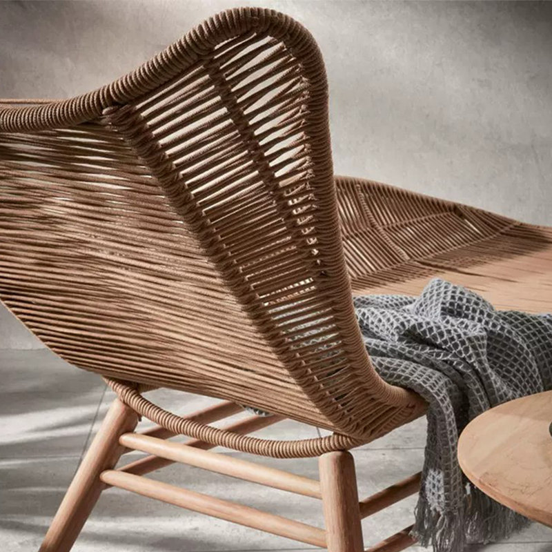 Chaise longue d'extérieur en osier avec table
