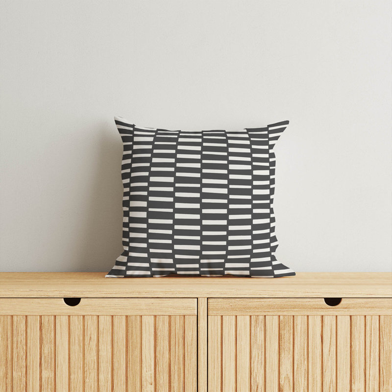 Coussin Flat Attack, H 16 po x l 16 po, Ivoire / rayures gris anthracite