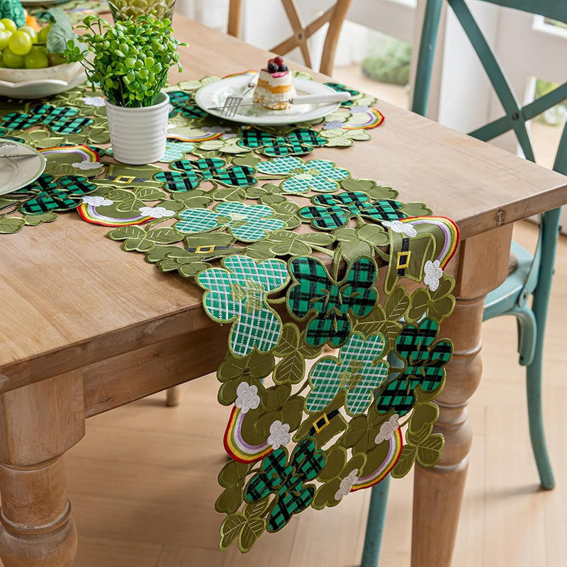 Chemin de table brodé trèfle arc-en-ciel, trèfle de la Saint-Patrick et décoration de chapeau de lutin pour la cuisine et la salle à manger