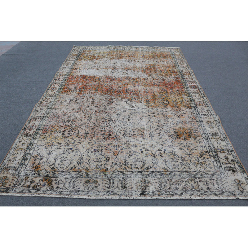 Tapis turc rétro de style floral avec des tons orange et beige pour une décoration intérieure unique