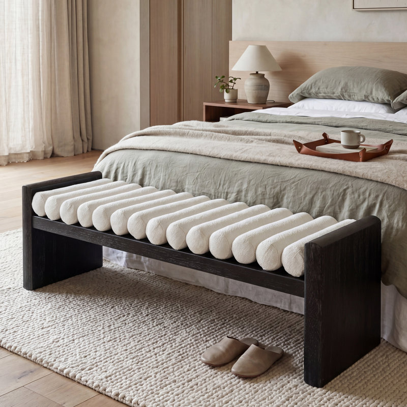 Banc rembourré en chenille noir moderne de 62,8 po, banc de repose-pieds à structure en bois d'hévéa avec coussins roulés, banc d'entrée en finition naturelle / noire