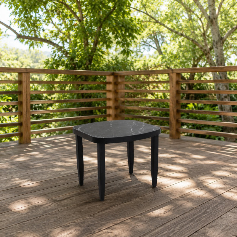 Table d'appoint élégante et moderne avec plateau en pierre frittée d'inspiration marbre, structure en aluminium de haute qualité, pieds fuselés, coins arrondis sécuritaires, fabrication résistante aux intempéries et à la rouille