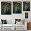 Paon bleu sarcelle rayonnant sur bois-2115908434